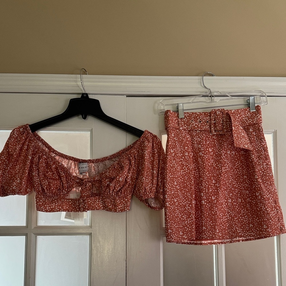Sabo Skirt Peachy floral Crop Top and Skirt Set, top is xs, bottom small